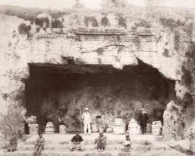 Conrad Schick (rechts) am Grab der Könige, Jerusalem, 1897 von L. Schoenecke